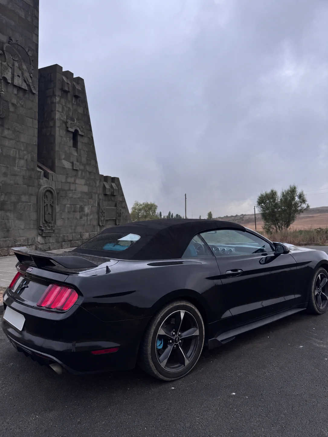 Ford Mustang у каменной крепости