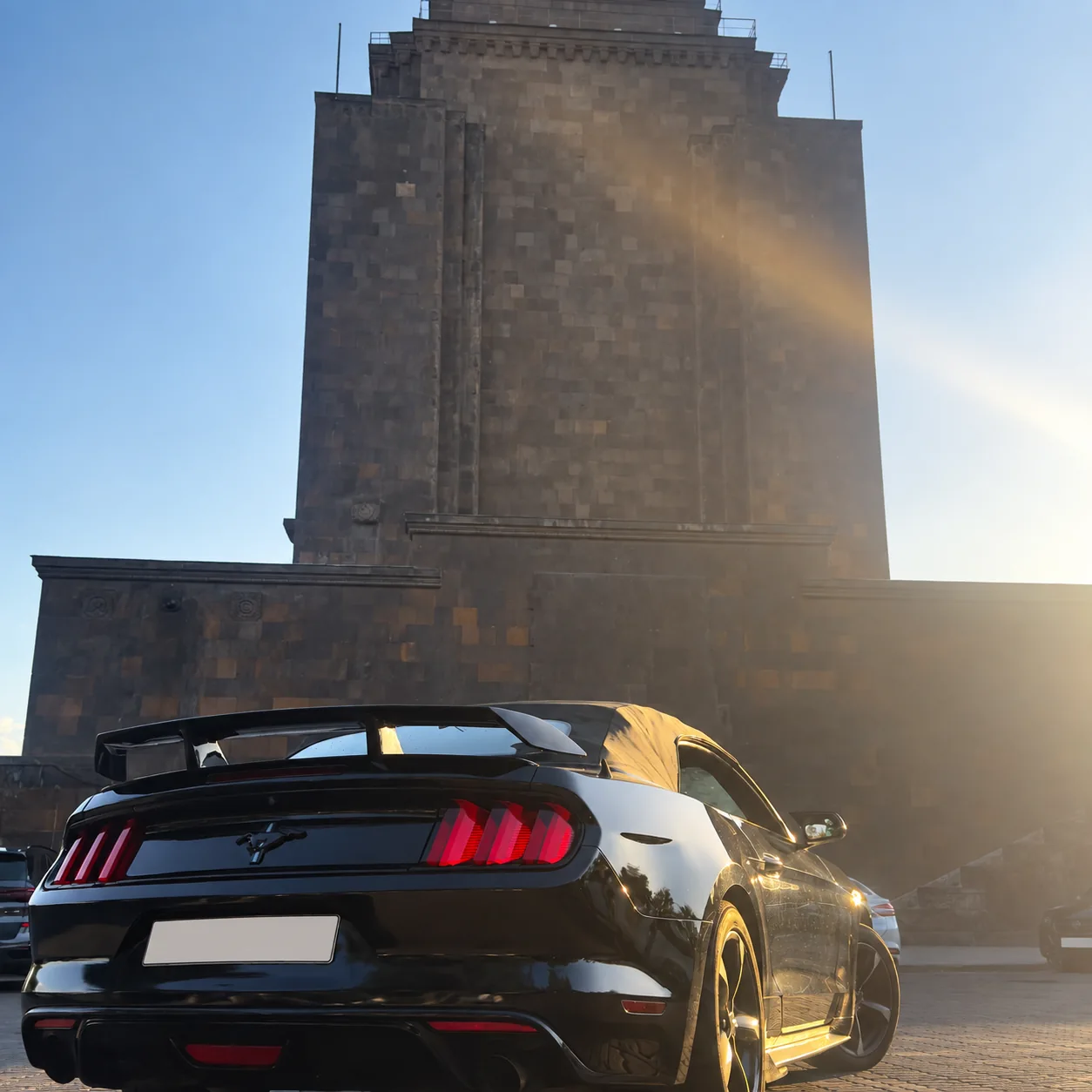 Ford Mustang — задняя часть у крепости