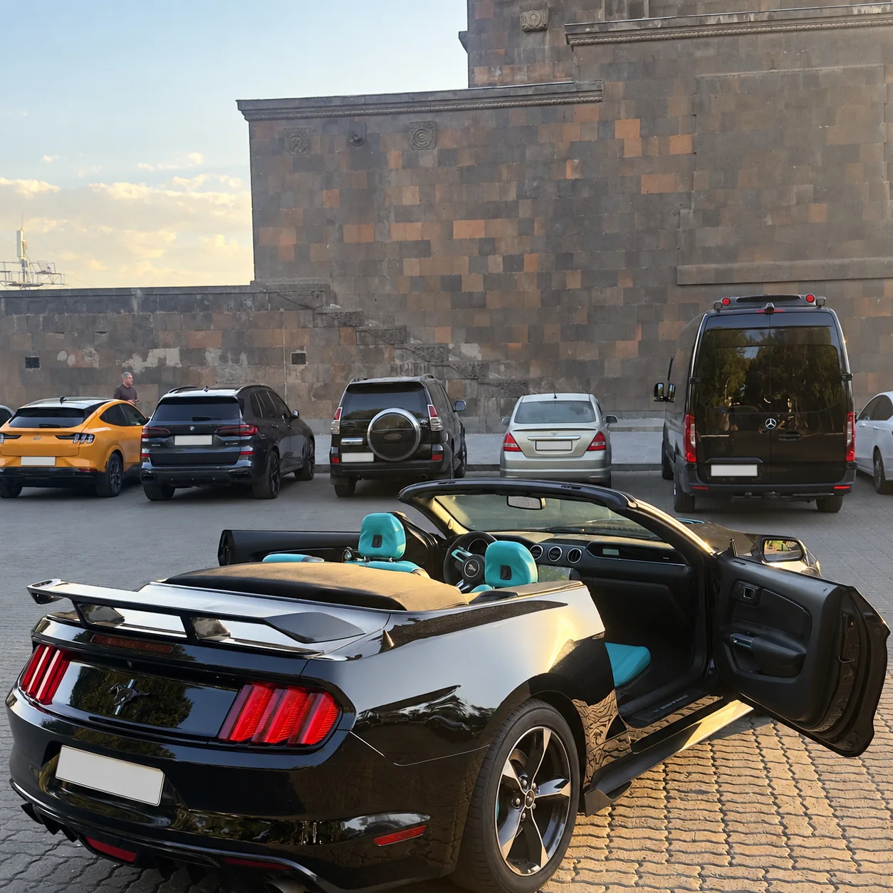 Ford Mustang с открытой крышей — вид сзади